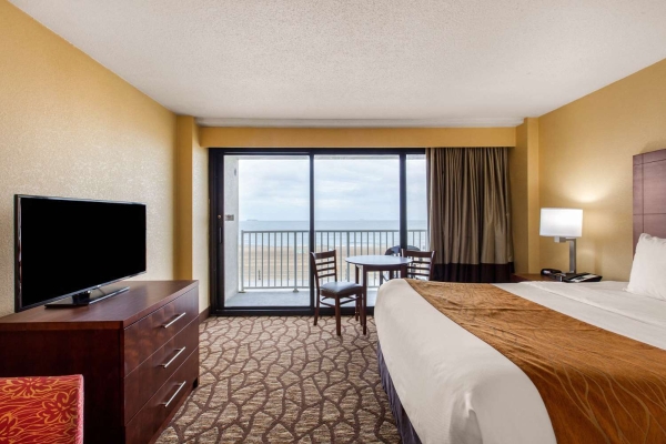 COMFORT INN AND SUITES OCEANFRONT (Virginia Beach)